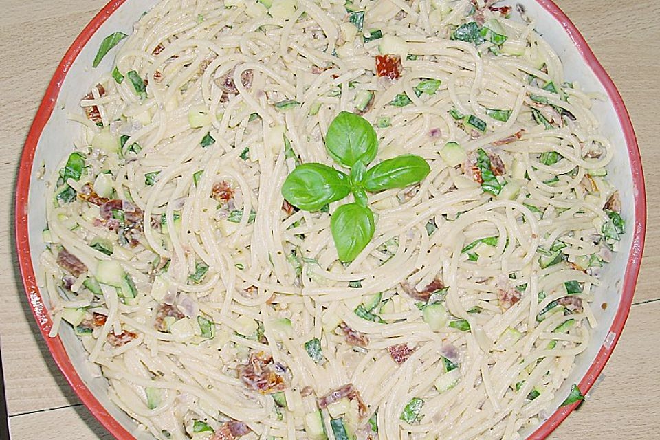 Nudelsalat mit getrockneten Tomaten