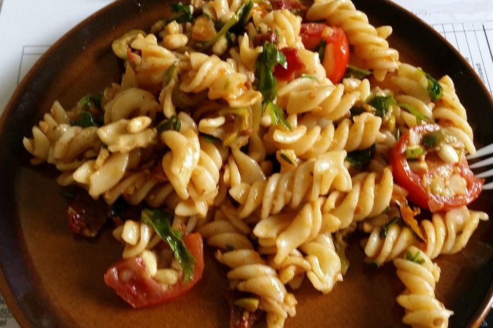 Nudelsalat mit getrockneten Tomaten