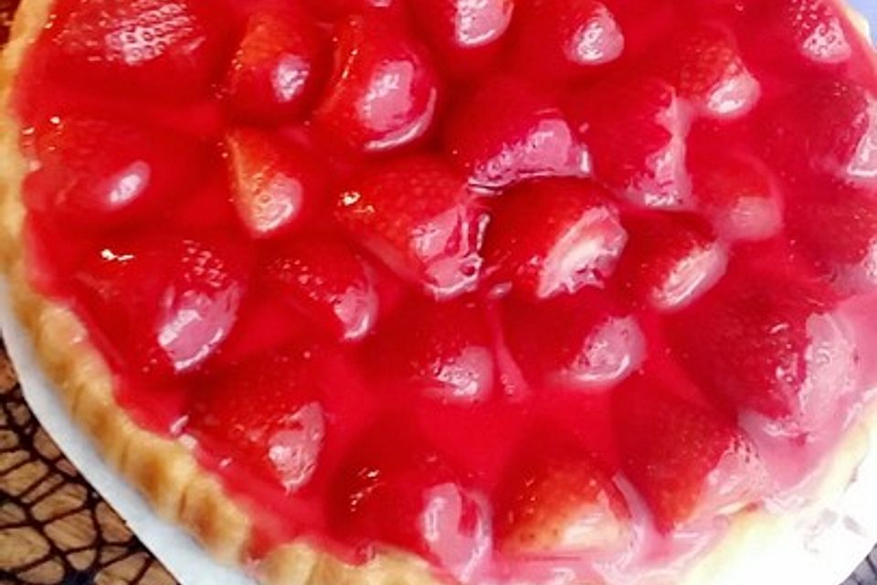 Weißer Schokokuchen mit Erdbeeren