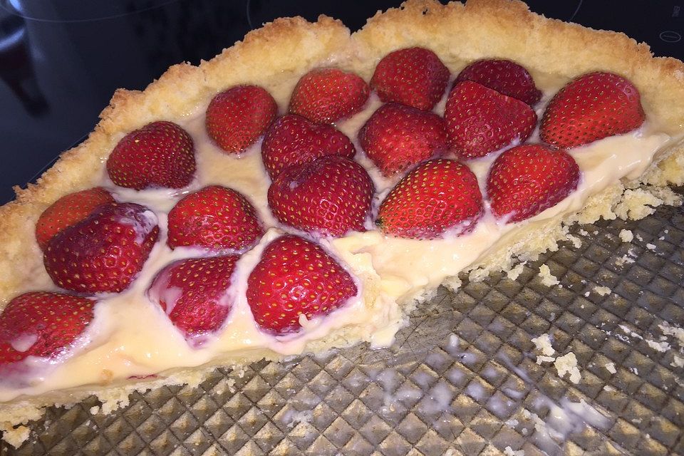 Weißer Schokokuchen mit Erdbeeren