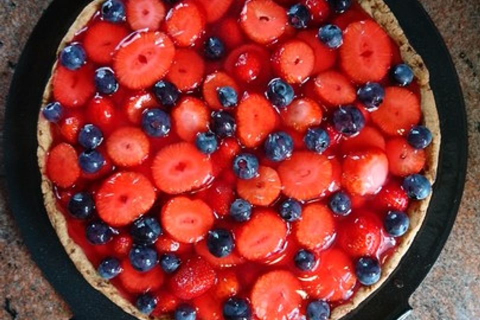 Weißer Schokokuchen mit Erdbeeren