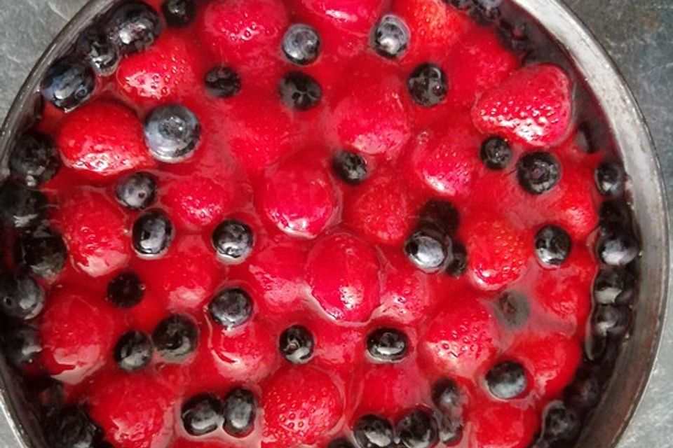 Weißer Schokokuchen mit Erdbeeren