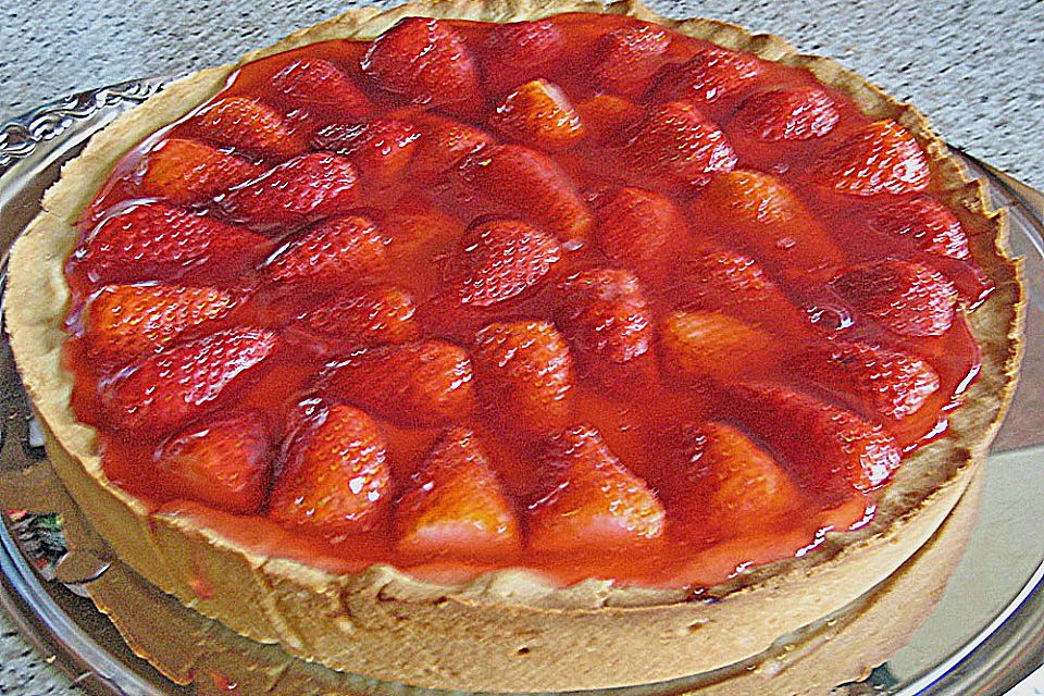 Weißer Schokokuchen mit Erdbeeren