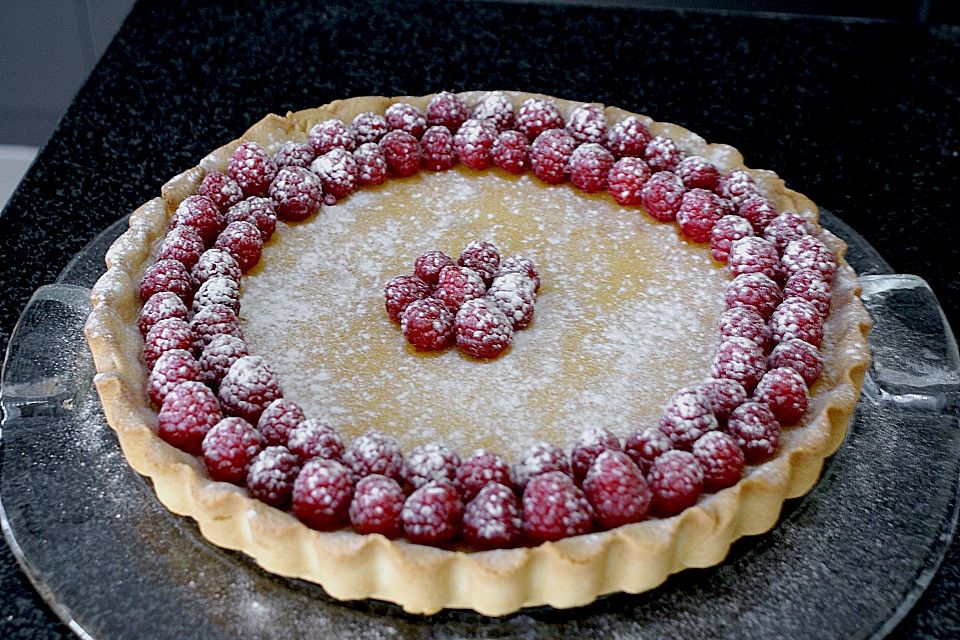 Weißer Schokokuchen mit Erdbeeren