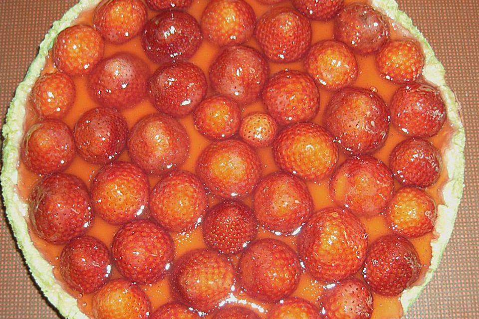 Weißer Schokokuchen mit Erdbeeren