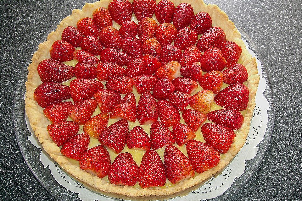 Weißer Schokokuchen mit Erdbeeren