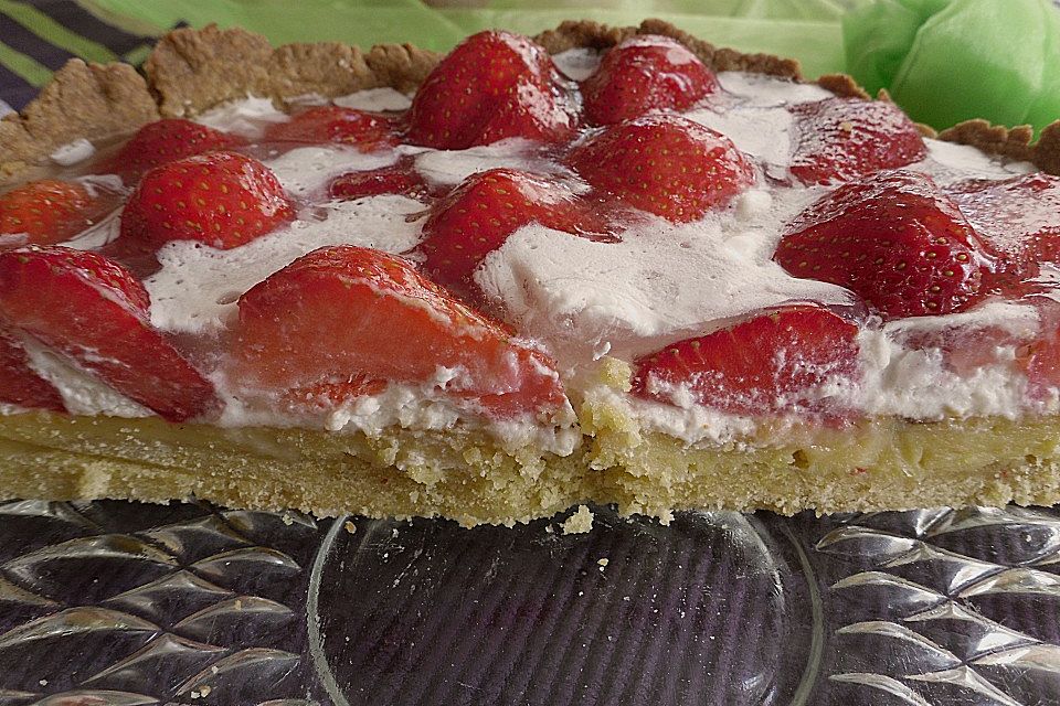 Weißer Schokokuchen mit Erdbeeren