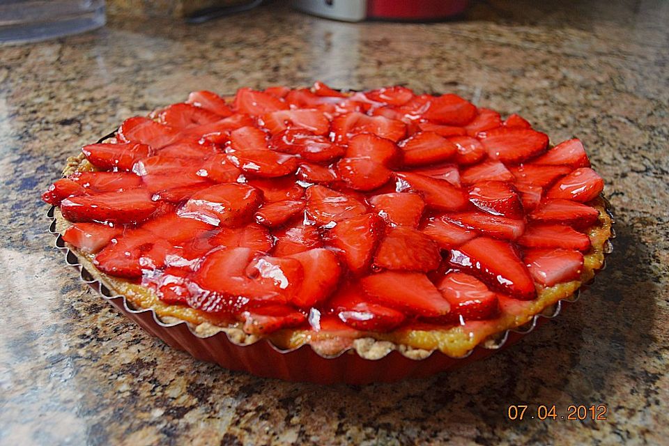 Weißer Schokokuchen mit Erdbeeren