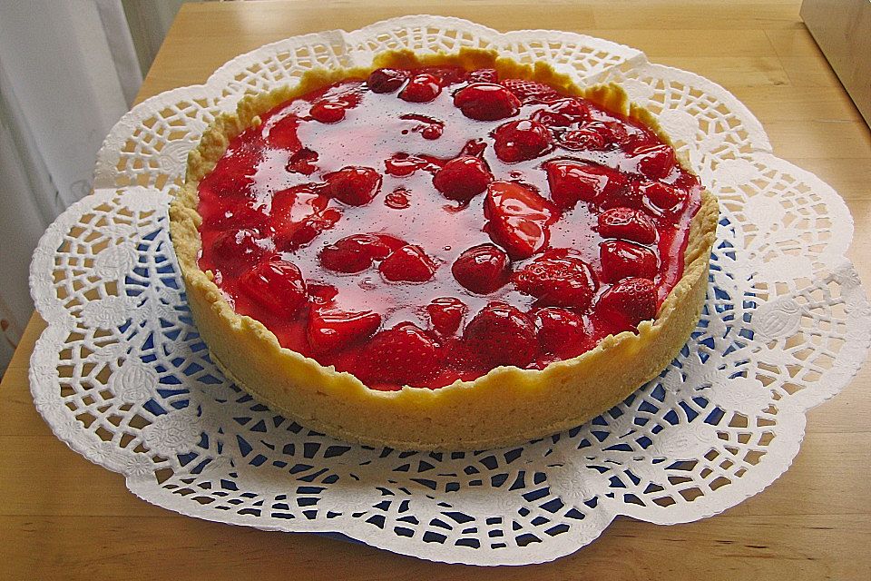 Weißer Schokokuchen mit Erdbeeren