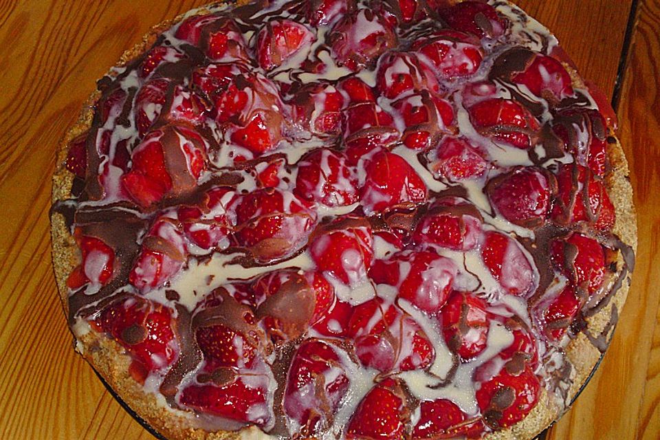 Weißer Schokokuchen mit Erdbeeren