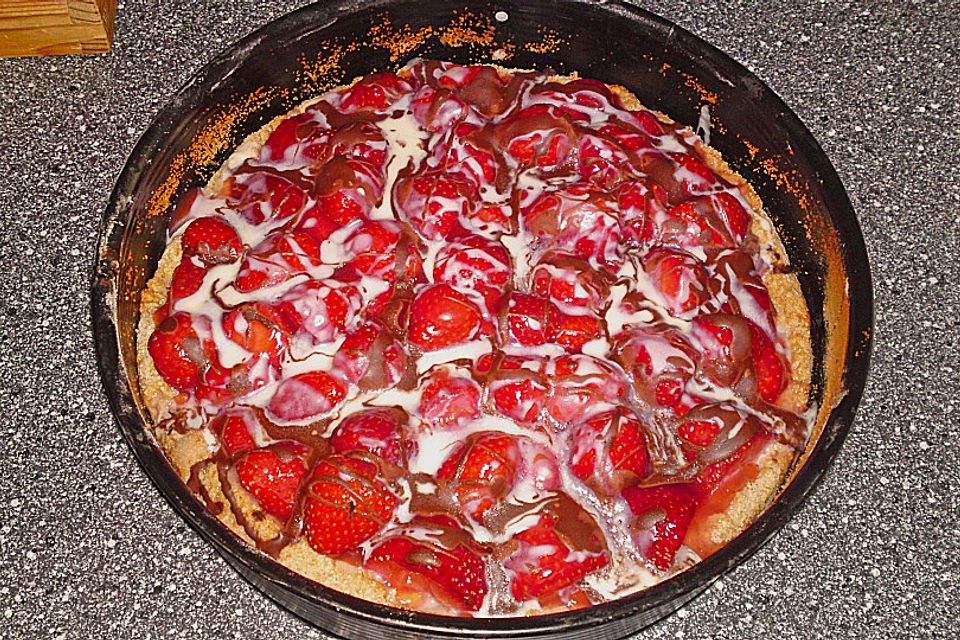 Weißer Schokokuchen mit Erdbeeren