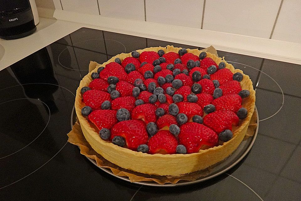 Weißer Schokokuchen mit Erdbeeren