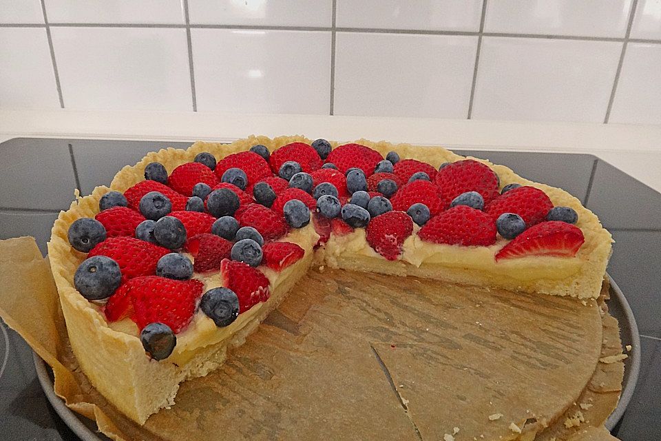 Weißer Schokokuchen mit Erdbeeren