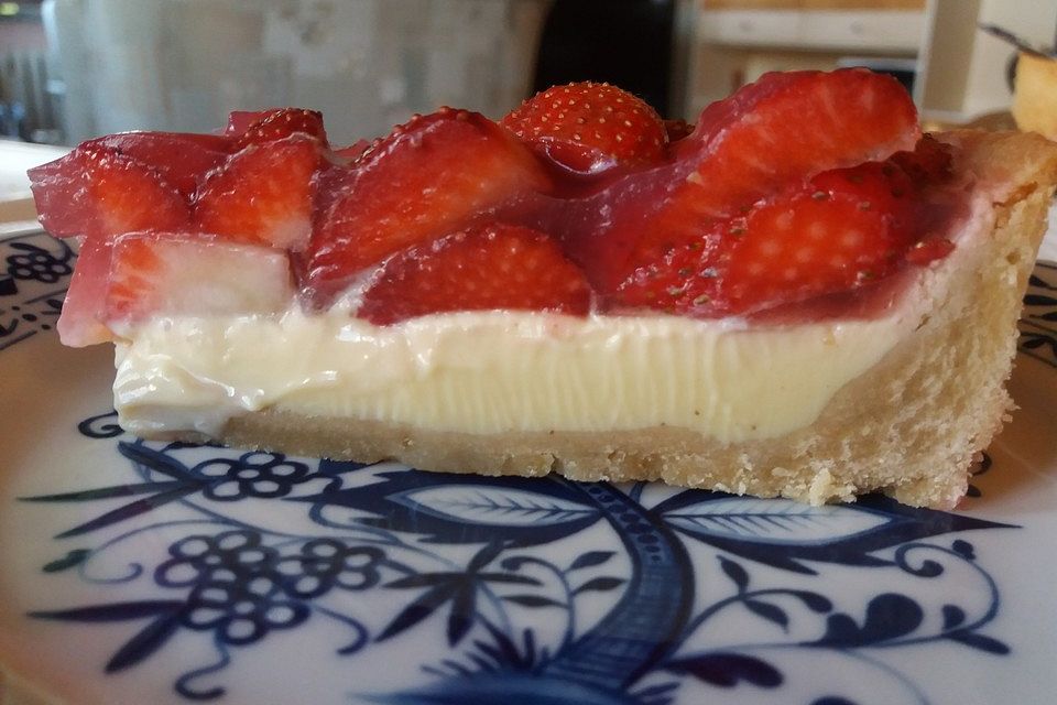 Weißer Schokokuchen mit Erdbeeren