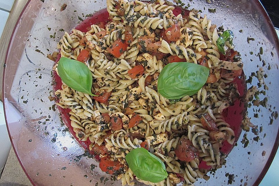 Nudelsalat mit Tomate - Mozzarella