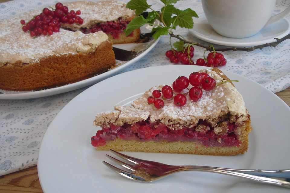 Johannisbeerkuchen mit Nussbaiser