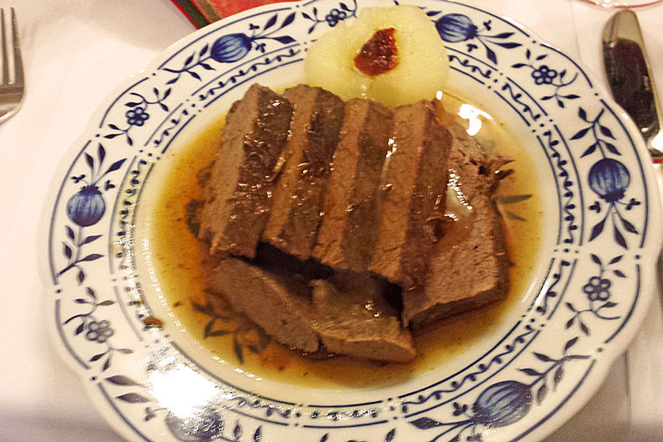 Hirschbraten in Sauerrahmsauce