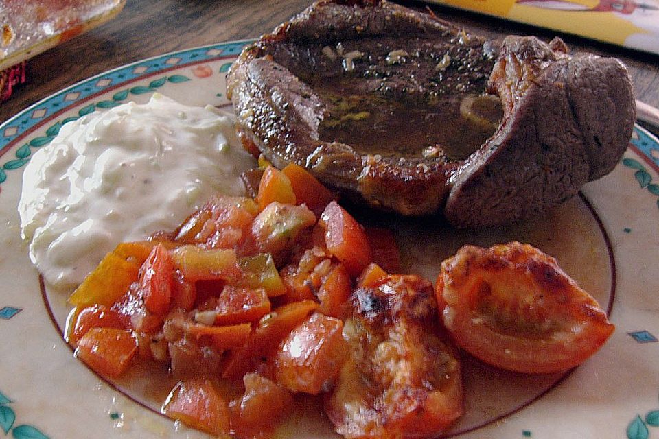 Lammsteaks auf Tomatenbett