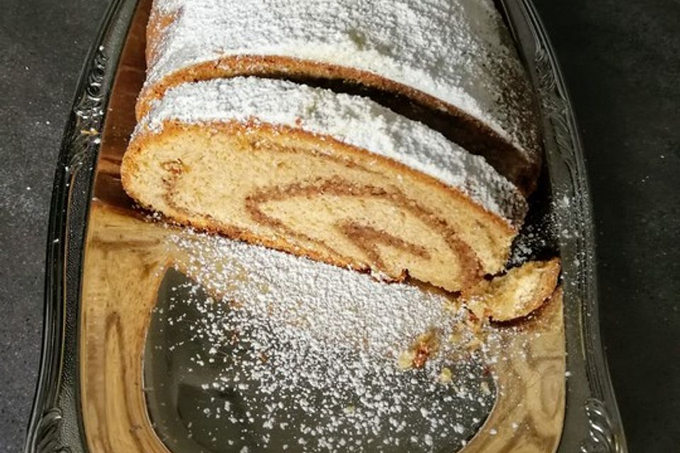 Saftiger Quarkstollen mit Nussfüllung