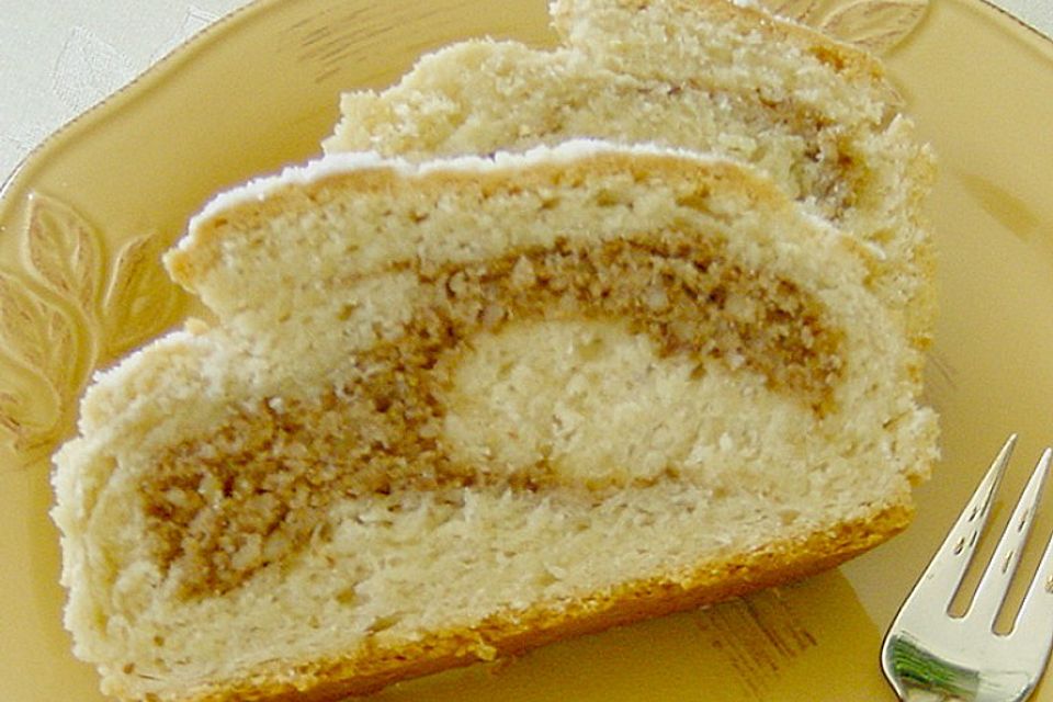 Saftiger Quarkstollen mit Nussfüllung