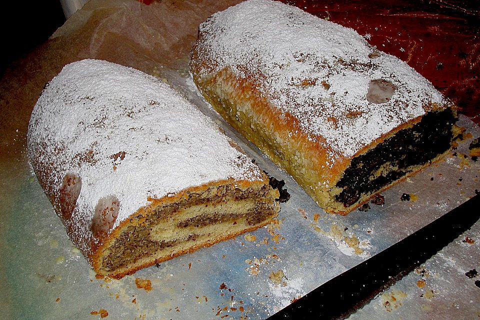 Saftiger Quarkstollen mit Nussfüllung