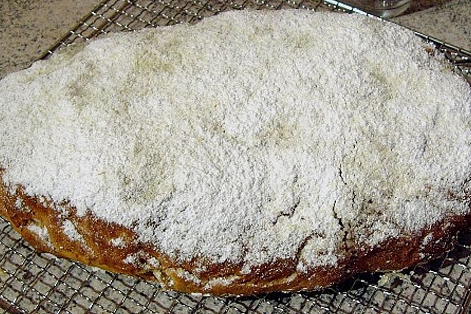 Saftiger Quarkstollen mit Nussfüllung