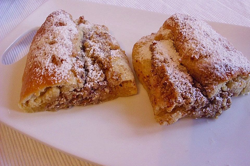 Saftiger Quarkstollen mit Nussfüllung