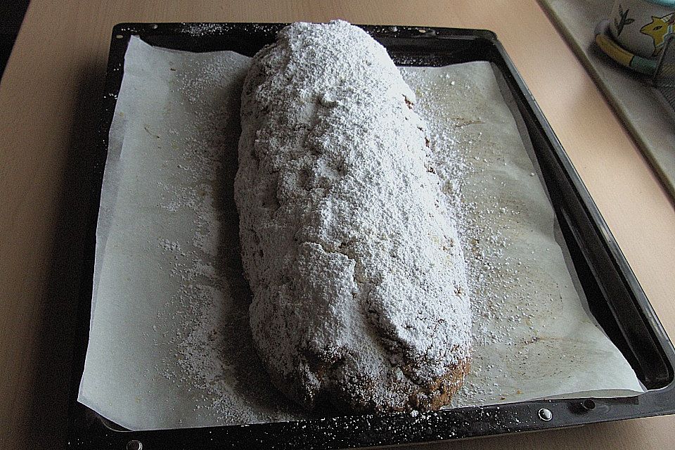 Saftiger Quarkstollen mit Nussfüllung