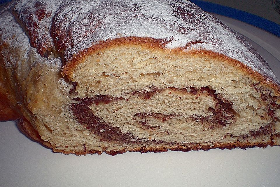 Saftiger Quarkstollen mit Nussfüllung