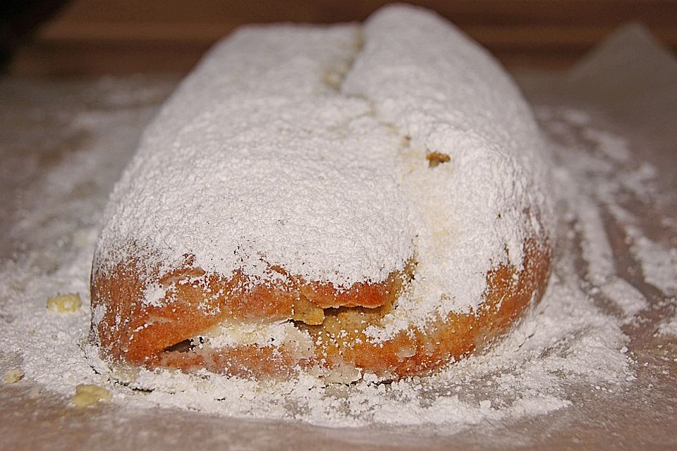 Saftiger Quarkstollen mit Nussfüllung