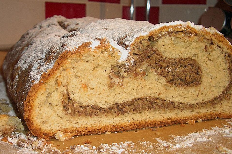 Saftiger Quarkstollen mit Nussfüllung