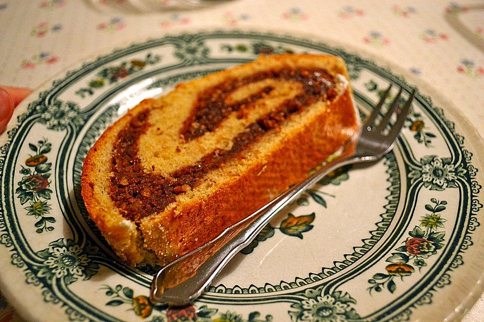 Saftiger Quarkstollen mit Nussfüllung