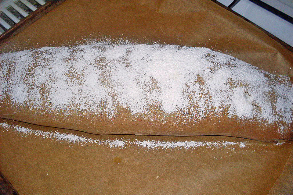 Saftiger Quarkstollen mit Nussfüllung