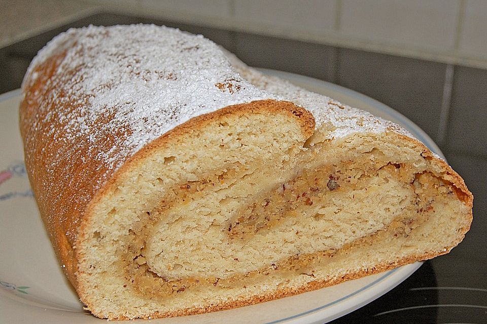 Saftiger Quarkstollen mit Nussfüllung