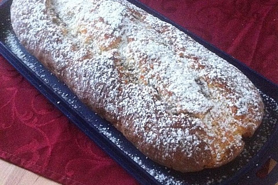 Saftiger Quarkstollen mit Nussfüllung