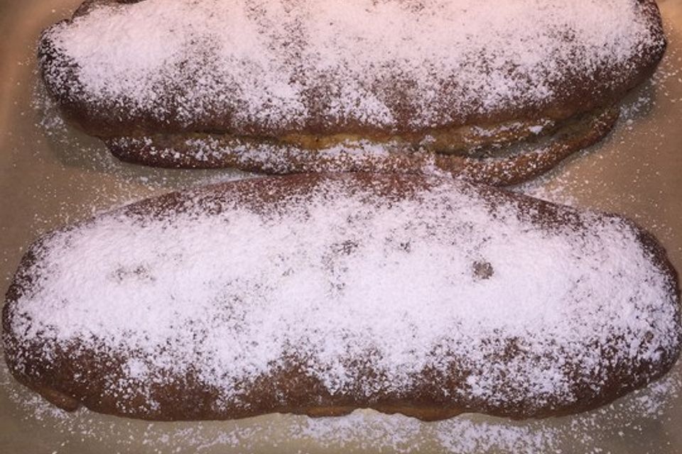 Saftiger Quarkstollen mit Nussfüllung