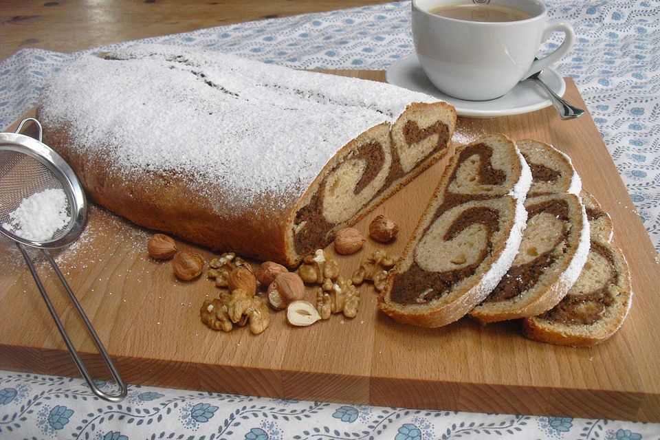 Saftiger Quarkstollen mit Nussfüllung