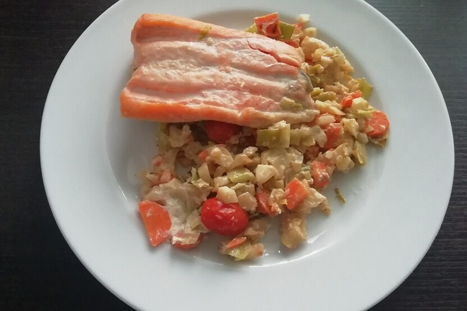 Lachs auf Gemüsebett