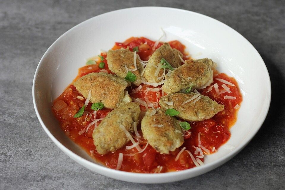 Gebratene Grießklößchen auf Tomatengemüse