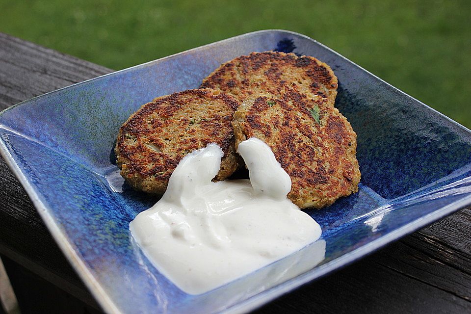 Grünkern-Frikadellen mit Joghurtsauce