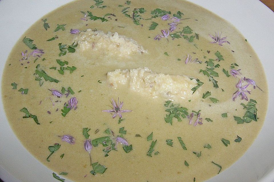 Sauerampfersuppe mit Mahaleb-Klößchen