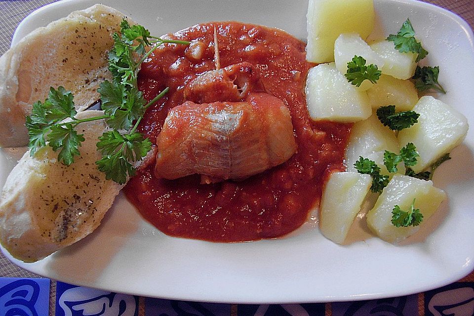 Fischrouladen in Tomatensoße