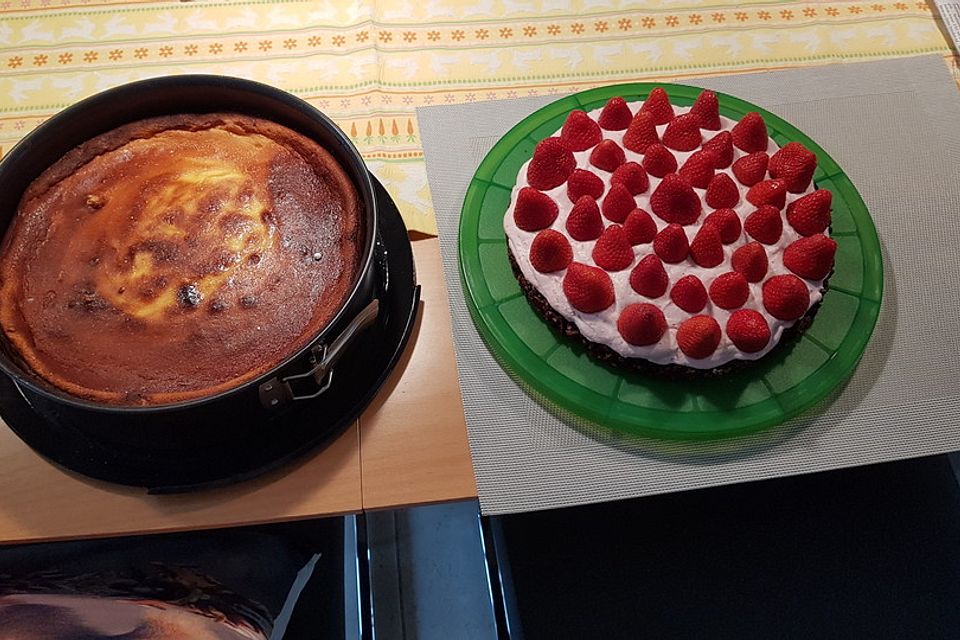 Knuspertorte mit Erdbeeren