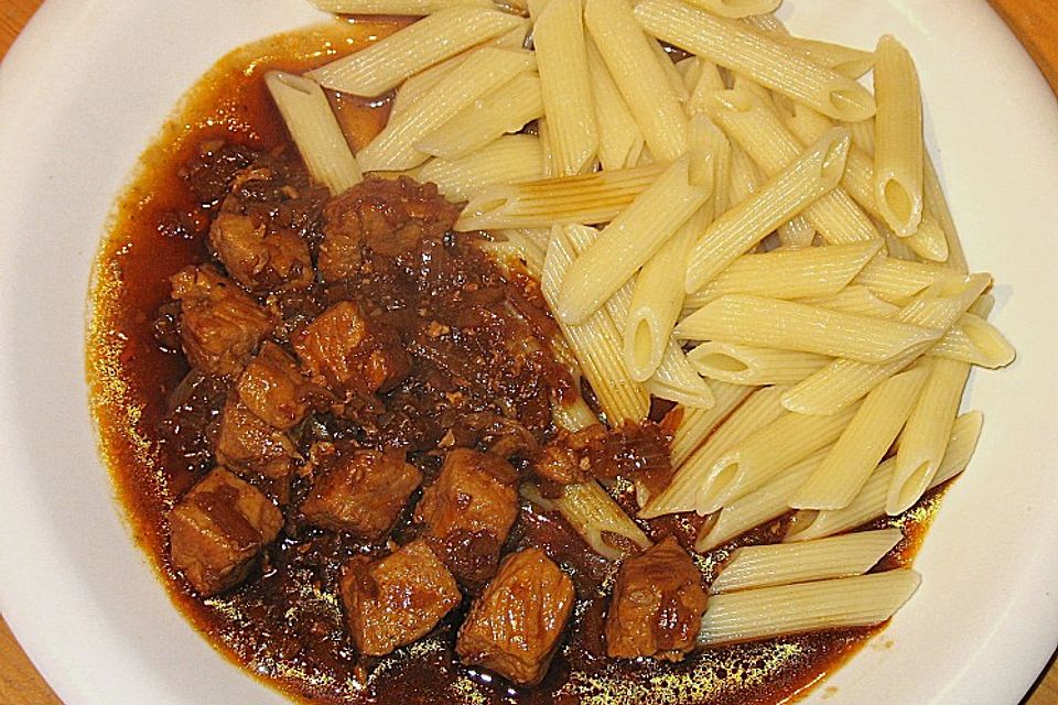 Schweinegulasch mit Schwarzbier