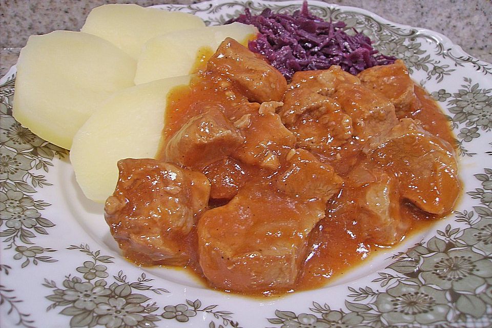 Schweinegulasch mit Schwarzbier