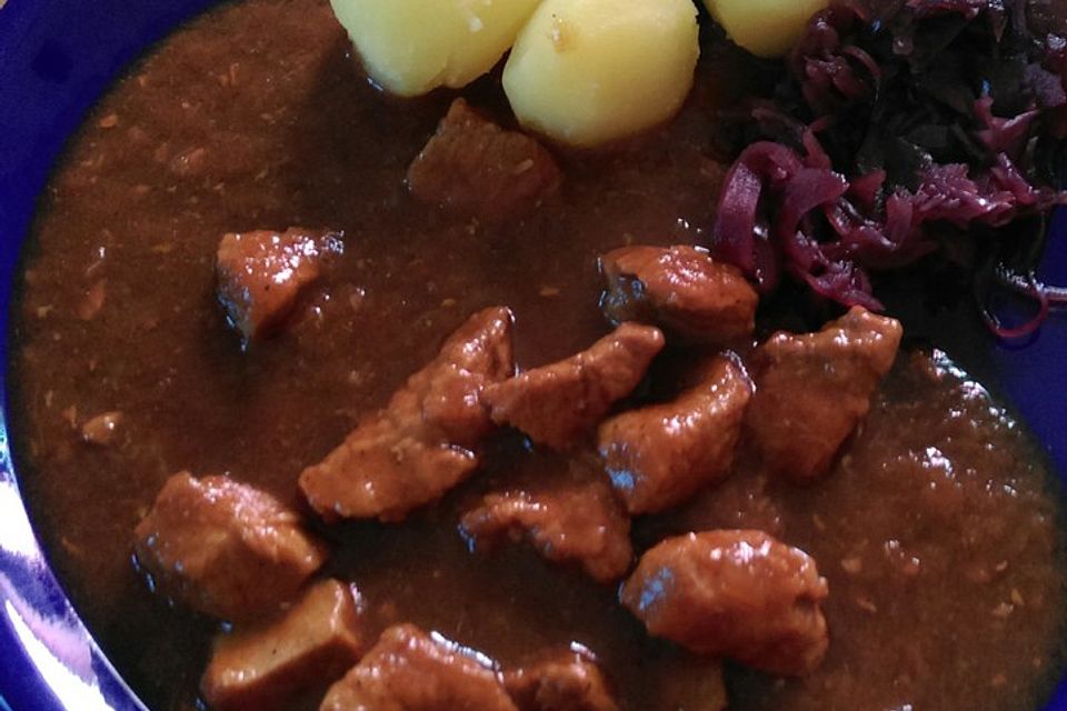 Schweinegulasch mit Schwarzbier