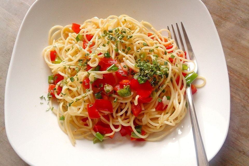 Spaghettisalat mit roter Paprika