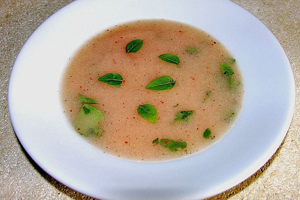 Pfirsichsuppe mit Basilikum