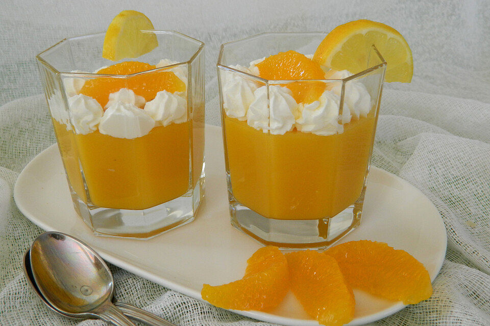 Orangenpudding mit Sahne