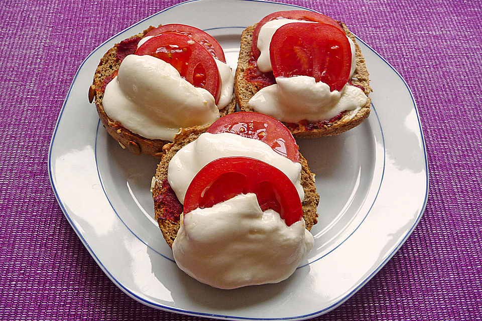 Tomate - Mozarella Brötchen